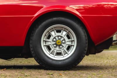 5万7500ユーロ（邦貨換算約1030万円）で落札されたフェラーリ「208GT4」（C）Bonhams