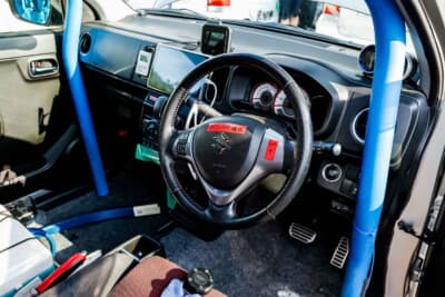 スズキ アルトワークス:パドルシフトの操作を間違えないよう赤色のテープに明記している。データロガーも搭載している