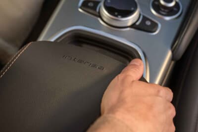 アルファ ロメオ ジュリア INTENSA&アルファ ロメオ ステルヴィオ INTENSA:センターアームレストにはタンカラーステッチとINTENSAロゴを配置