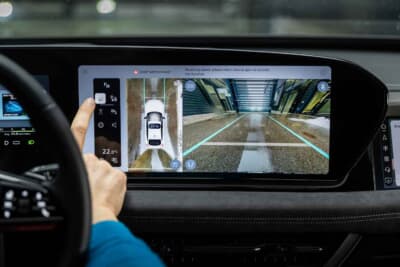 アウディ:最後の50mを自動操舵で戻るリバースアシストの駐車支援システム
