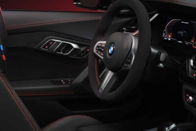 BMW Z4 Final Edition：BMWらしいスパルタンムードなコクピットに加わる赤いステッチの演出