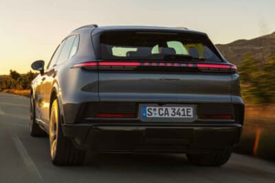 ポルシェ・カイエン・エレクトリック:かつてないパフォーマンスと日常的な利便性、長距離走行時の快適性、オフロード性能を兼ね備える