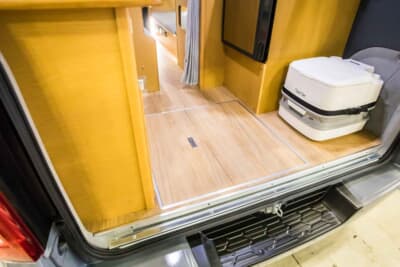 日産 キャラバン:冷蔵庫の隣にはポータブルトイレが設置されている