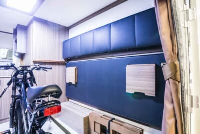 タコス GX350:両サイドの壁面には、マットが固定されている。これをアレンジすることで、すべての面をベッドにすることも、左右対面の6人掛けソファとテーブルにすることも可能