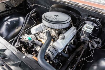 シボレーC10ピックアップ:エンジンは中古のブロックをベースに、ストローカークランクとオーバーサイズピストンを組み込んだ383ci(約6.3L)のV8