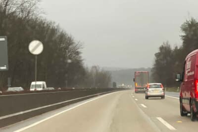 アウトバーンの速度制限解除の標識です。あっさりしていますね