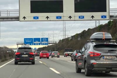 空いている区間もありますが、朝のラッシュから夕方のラッシュまでは混んでいるところも多く、スピードを出せる機会は多くありません