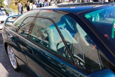 スバルアルシオーネSVX:ガラスの間にフレームがあり、ドアガラスとルーフが一体化した独特の形状=ミッドフレームウィンドウ。このアルシオーネSVXは量産車として世界で初めて採用したクルマである