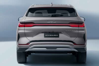 BYD SEALION 6:サイドのプレスラインから続くように見えるLED貫通式テールライトを採用したリアビュー