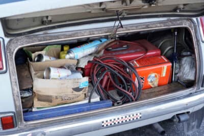 ホンダN III 360:通勤など日常使いもしているという川村さん。トランクにはジャンプ コードや工具、そして クルマを塗った際に使ったサフェーサーのスプレーまでもが積まれていた