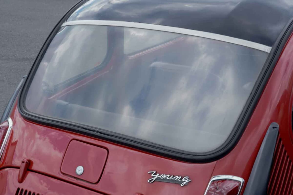 スバル 360 ヤングS：軽量化もあり、リアのウインドスクリーンはポリカーボネイト製である