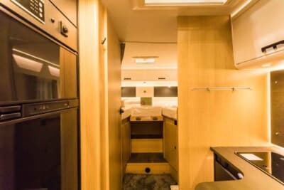 フィアット デュカト:車幅が2.3m以上あるうえに、内装も天然木をふんだんに使った豪華な作りだ。車内はまるでリビングルームのようだ