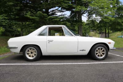 日産 シルビア：サスペンションはフロントがダブルウィッシュボーンで、リアがオリジナルリーフ。ブレーキはフロントがディスク（シリンダーピストンを54B用に交換）、リアがL＆Tドラム（ドラムカバーをSR311用に交換）という構成