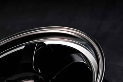 MID RACING R06：センターを除くスポーク部分は、グロスブラックで仕上げ、リムはポリッシュ加工が施される。それにより、フェイス面の立体感が増すとともにクルマの足もとを妖艶に仕上げてくれる