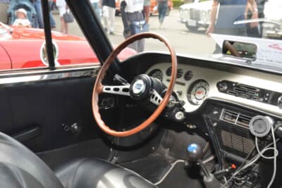 ランチア フルビア スポルト ザガート：インパネまわりはシンプルなデザインを採用