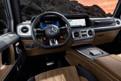 Mercedes-AMG G 63 Offroad Pro Edition（ISG）：パッセンジャーシート前のグラブハンドルがGクラスの証。キャビンは明るめのブラウン基調のコーディネイト