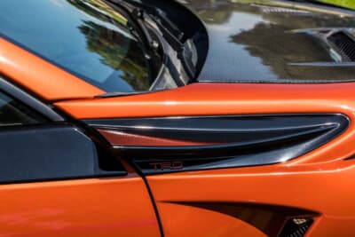 トヨタ 86:ボディサイドにはTRDのフェンダーフィンとサイドスタビライジングカバーを、あえてブラックのまま装着している