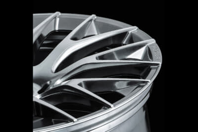 ホムラ2×9:従来の流麗なホムラ流の断面ではなく、エッジ感ある力強い断面へと進化しているのが2×9Rの特徴。より多面的で多角的な風格ある現代造形だ