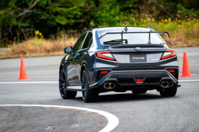 S210:前後ホイールで異なるリム形状を採用したことで、内輪のグリップ力を積極的に使うセッティングを実現