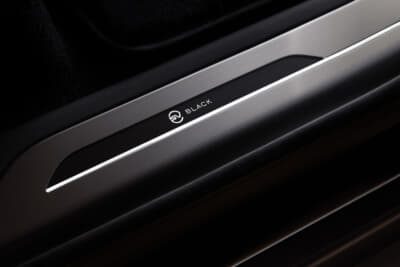 RANGE ROVER SV BLACK：数少ないノンブラックなアクセント。シルバーのシグネチャーのイルミネーション機能付きSV BLACKトレッドプレート