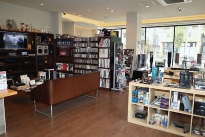 店内に入るとカーセキュリティを含むアクセサリーの展示、左手にカーオーディオディスプレイがあり奥に進むとホームオーディオコーナーがある