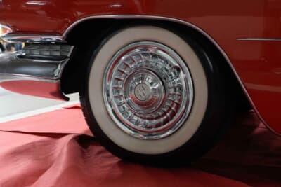 キャデラック ドゥビル クーペ：ホワイトウォールのタイヤも、古き良きアメリカを想像させてくれるアイテムだ