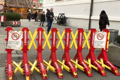 クリスマスマーケット開催中は自転車の乗り入れも禁止です。自転車を押しての通過は可能ですが、人が多すぎてなかなか進めないので、手前の駐輪場に停めて徒歩で行きました