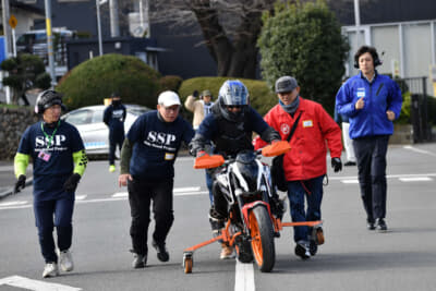 角度の違う補助輪を使って、パラモトライダーがバイクの操作のステップアップも