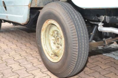 トヨペット ルートトラック：リアのタイヤだけはオリジナルのサイズがなく、ひとまわり小さいサイズに変更して減トン登録（最大積載量を減らして登録すること）した