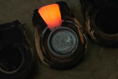 使用済みのクルマの窓ガラスを分別・破砕したあと、タンブラーやロックグラス、花瓶などを作製している