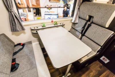 JOLY BEE:JOLY BEEは内装レイアウトの違いでタイプWとタイプXがあり、今回紹介するのは後部に常設ダブルベッドを備えるタイプX