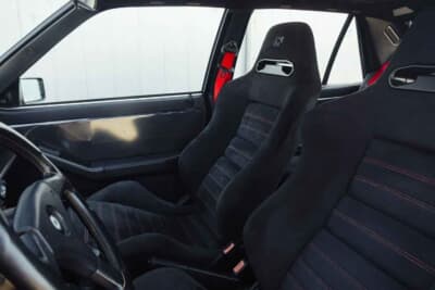 20万1250ユーロ(邦貨換算約3530万円)で落札されたランチア「デルタHF インテグラーレ エボルツィオーネ I マルティーニ5」(C)Courtesy of Broad Arrow