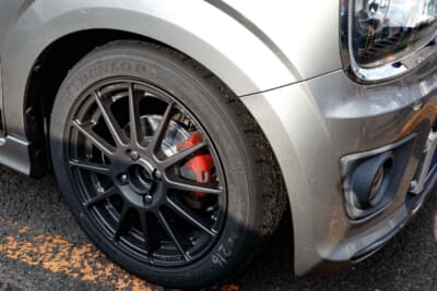 スズキ アルトワークス:タイヤはディレッツァ ZIIIだ。エンジンがノーマルなのでブレーキは純正キャリパーで十分である