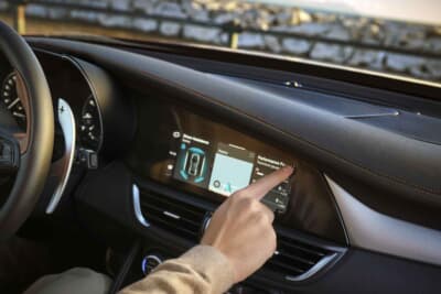 アルファ ロメオ ジュリア INTENSA&アルファ ロメオ ステルヴィオ INTENSA:ダッシュボード/ドアパネルにもタンカラーのステッチが縫い込まれる