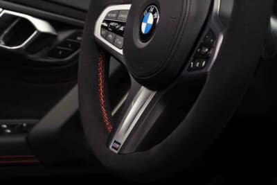 BMW Z4 Final Edition：レッドステッチが縫いこまれた専用Mアルカンターラステアリングを装備