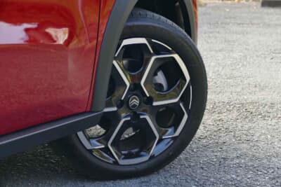 シトロエン C3 MAX ハイブリッド:MAXには、17インチのダイヤモンドカットアロイホイールを標準装備