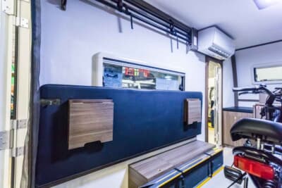 タコス GX350:両サイドの壁面を見ると、マットが固定されているが、これをアレンジすることで、すべての面をベッドにすることも、左右対面の6人掛けソファとテーブルにすることも可能