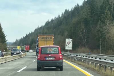 工事区間の車幅制限を示す標識。工事区間の左車線はとても狭い箇所もあります