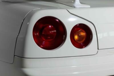 35万0000ユーロ〜45万0000ユーロ（邦貨換算6320万円〜8130万円）で現在も販売中の日産R34型「スカイラインGT-R Nur」（C）Bonhams