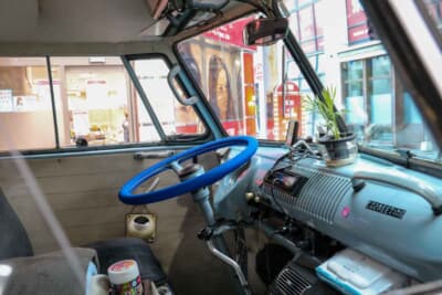 VWタイプ2:必要最小限の装備しかない運転席。エアコンは後付けタイプが購入当初から装着されていた