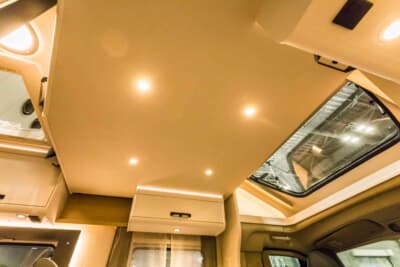 フィアット デュカト:天井の高さを活かし、ダイネットの直上には格納式のプルダウンベッドが設けられている