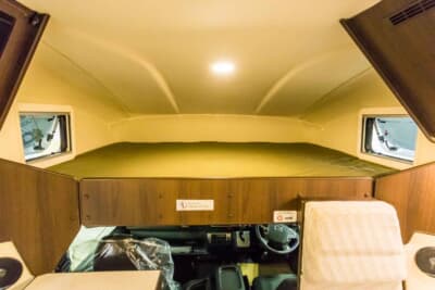 トヨタ ハイエース:ANTECHでは同じアストラーレシリーズに、キャラバンベースのCC1というモデルが存在するが、もっとも大きな違いはCC1にはないバンクベッドがCH1には備わる