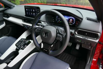 ホンダ プレリュード：水平基調のインストルメントパネルに、スポーティーなステアリングとメーターデザインが、走りへの期待感を高める