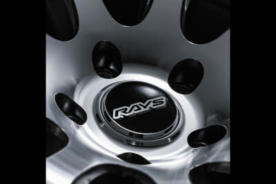 ホムラ2×9:センターをグッと落とし込むなど奥行き感は強く、新設定のナローサイズでも立体感は申し分なし。黒のレンズタイプセンターキャップも上品