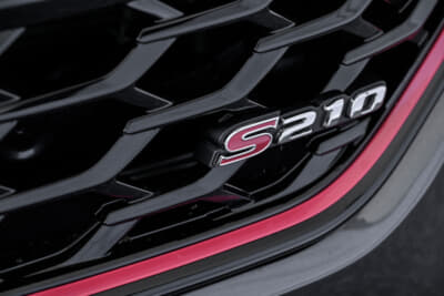 S210:随所にS210のエンブレムを配する