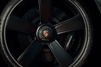 911 GT3 90 F. A.ポルシェ：センターロックタイプのサテングロスブラック塗装の20/21インチスポーツクラシックホイールを装備