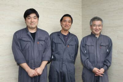 右からAVカンサイ堺店の岩田修一店長、樋川さん、川端さんとインストーラーは総勢３名。店舗左隣に空調完備の大型ピットがあり、日々確実な取り付けを行っている