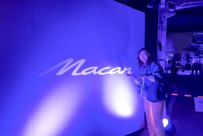 ポルシェ マカン:東京・増上寺という会場も素敵でしたし、書道家・岡西佑奈氏による書道パフォーマンスも圧巻でしたわ