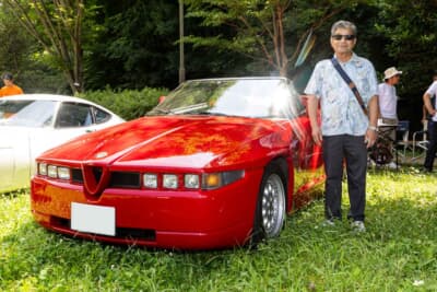 オーナーの大和田裕さんと、1992年式アルファ ロメオ RZ