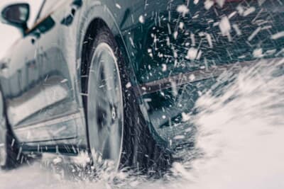 ベントレー・フライングスパー・スピード：スタッド付き21インチ冬用タイヤのみの改造でのアタック